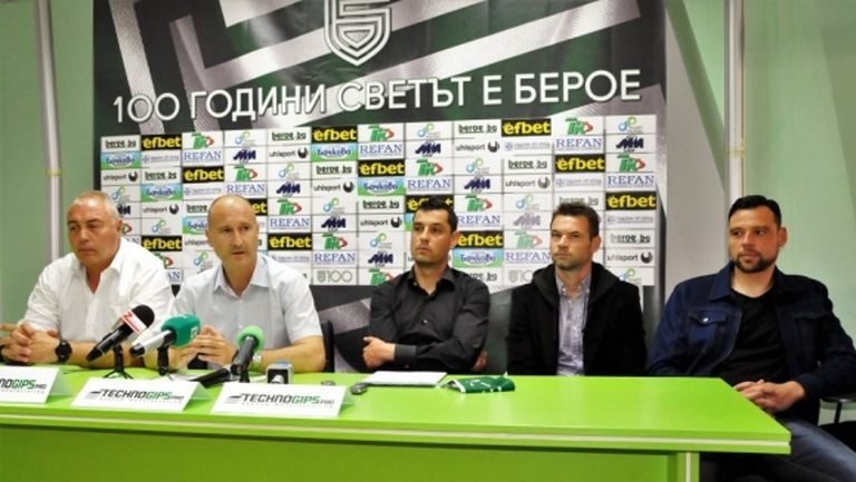 Томаш показва вратата на нападател