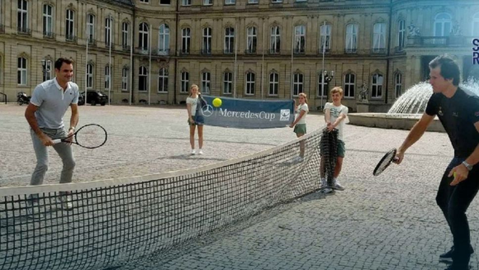 Федерер и Хаас играха мини тенис на площада в Щутгарт