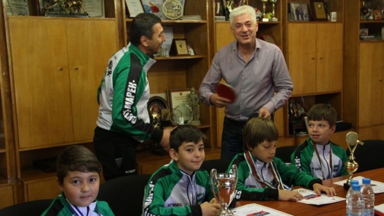 Кметът на Дупница награди децата - шампиони по тенис на маса
