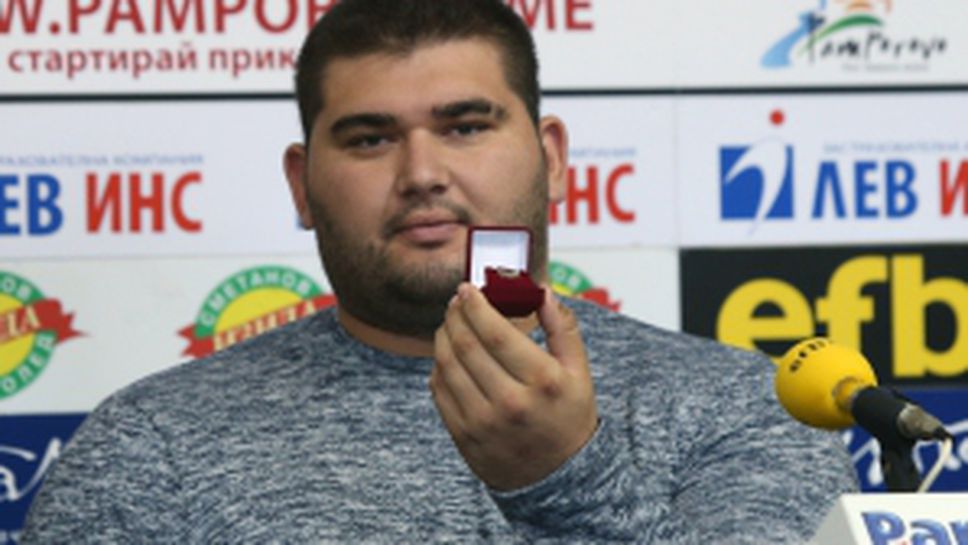 Награждаване на Ружди Ружди за спортист на месеца