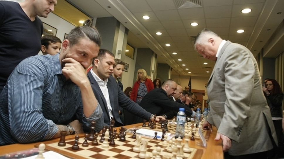 Кобрата извъртя реми със световния шампион по шахмат Анатоли Карпов  (видео + галерия)