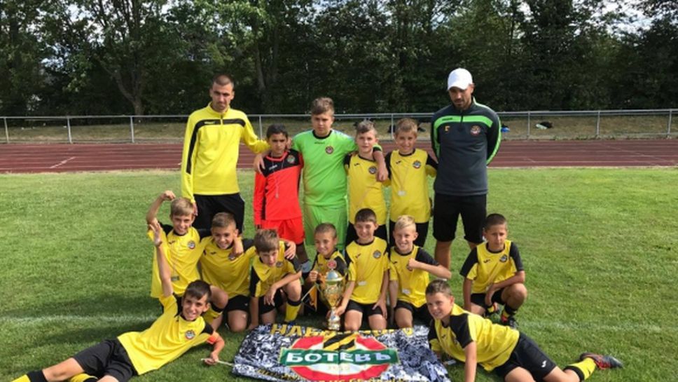 Децата на Ботев Пд втори на силен турнир в Германия, зад тях остана Ювентус