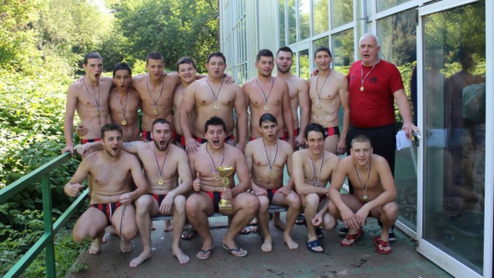 "Локомотив Никола Нанов" стана шампион по водна топка и при мъжете