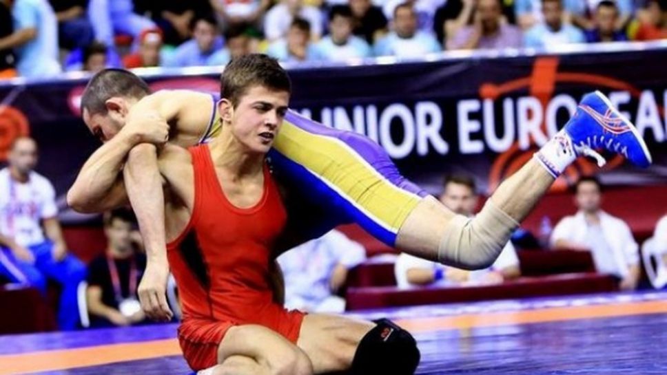 Двама българи ще се борят за медали на Европейското по борба за юноши и девойки