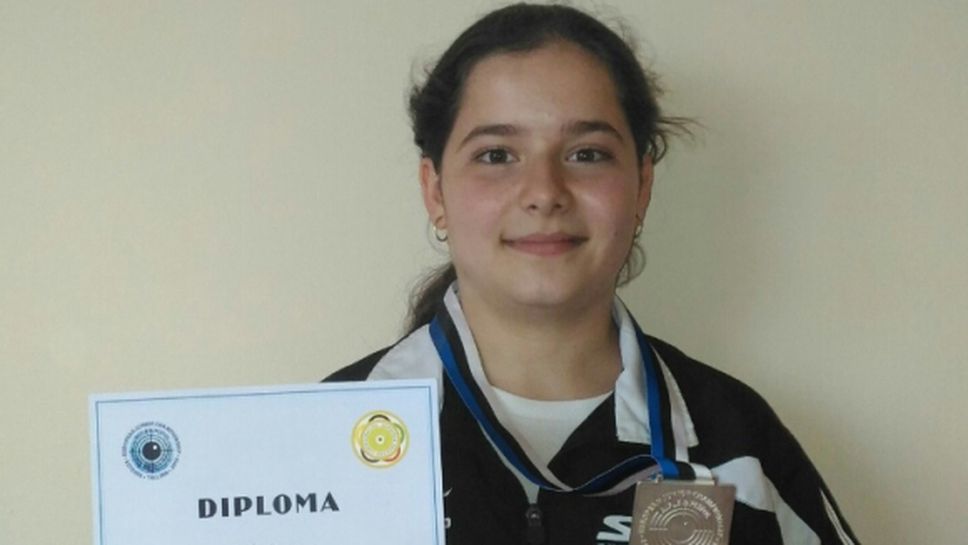 Минчева спечели сребърен медал на 25 м пистолет на СП по спортна стрелба за юноши и девойки