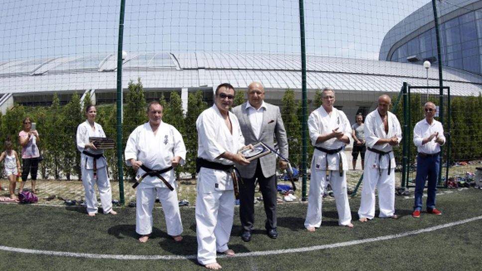 Министър Кралев посети международния тренировъчен лагер по карате киокушин в Камчия