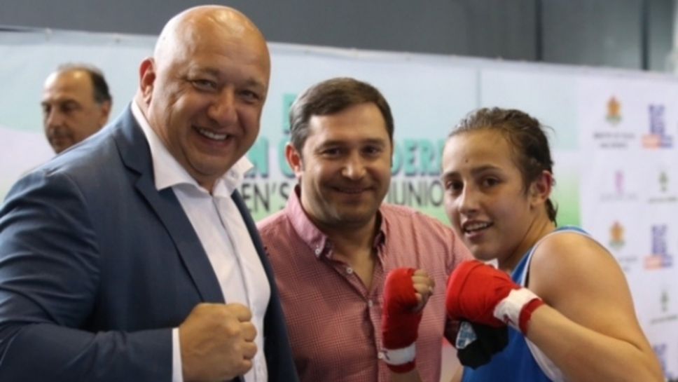 Министър Кралев подкрепи българските състезателки във втория ден от ЕП по бокс за момичета и девойки