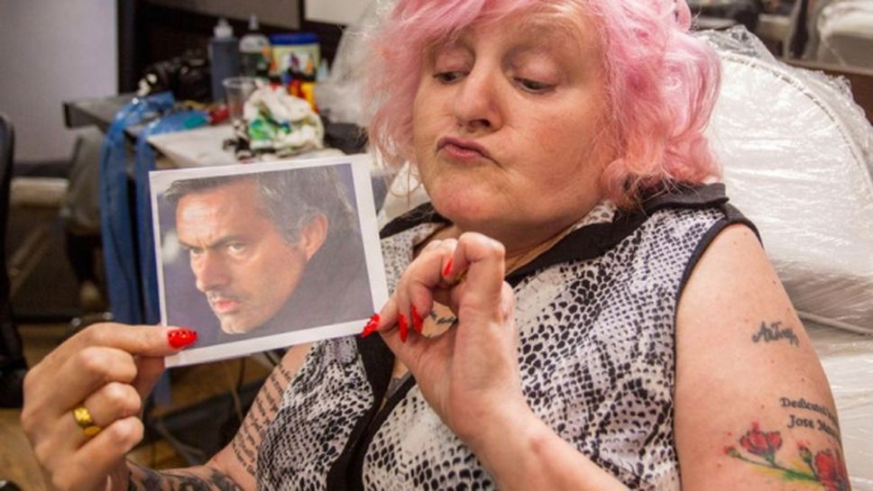Баба на 4 внуци се хвали с 20 татуировки в чест на Моуриньо