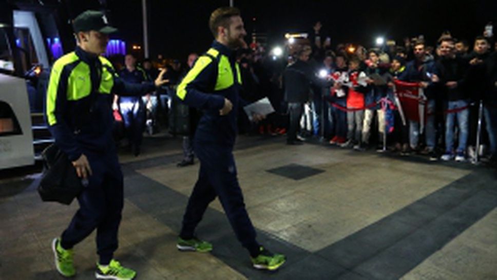 Отборът на Арсенал пристигна в хотел Хилтън