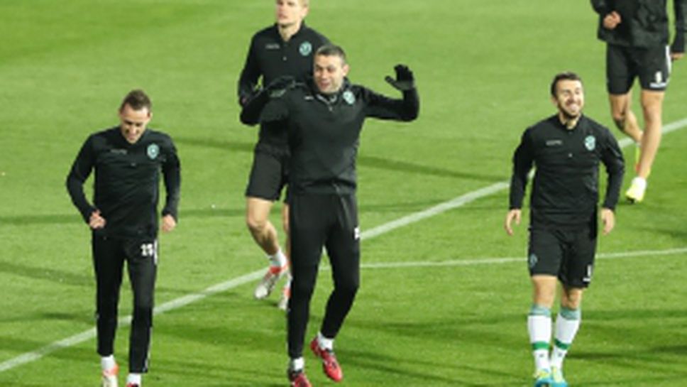 Кирил Домусчиев изгледа тренировката на Лудогорец преди мача с Арсенал