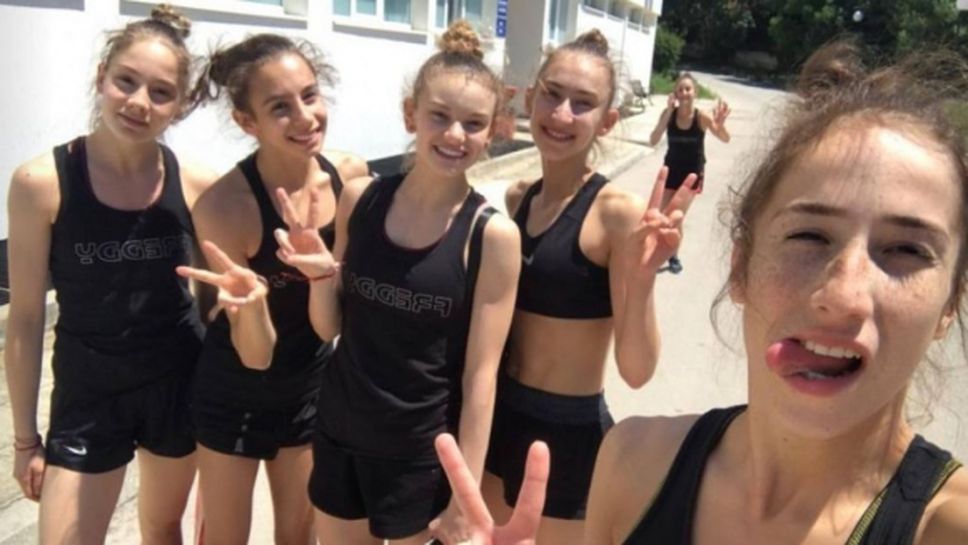 Сериозни тренировки, но и плаж и слънчеви лъчи за грациите във Варна