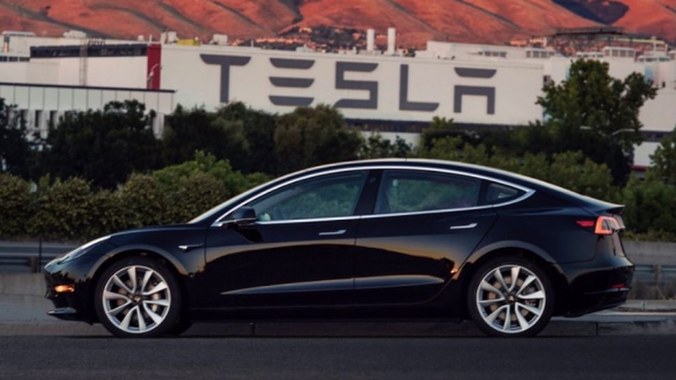 Илон Мъск публикува снимки на най-новия модел на Tesla