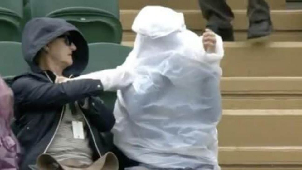 Смях на "Уимбълдън": Мъж води 44-секундна неравна битка с дъждобрана си