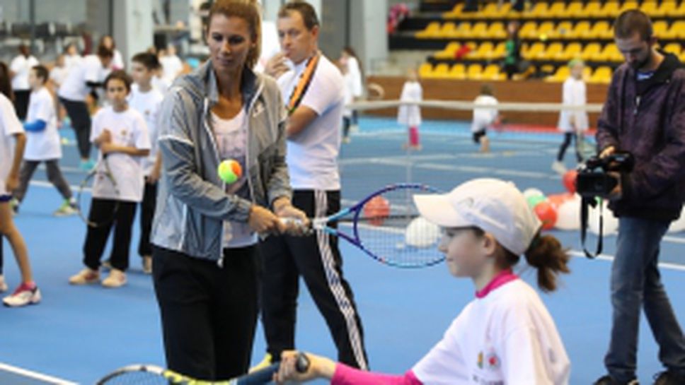 Цвети Пиронкова игра тенис с деца част от програмата "Тенисът - спорт за всички"
