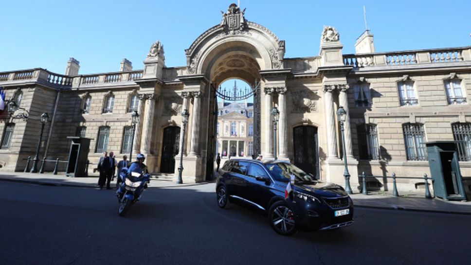 Новият SUV Peugeot 5008 излезе на първата си разходка с президента Макрон