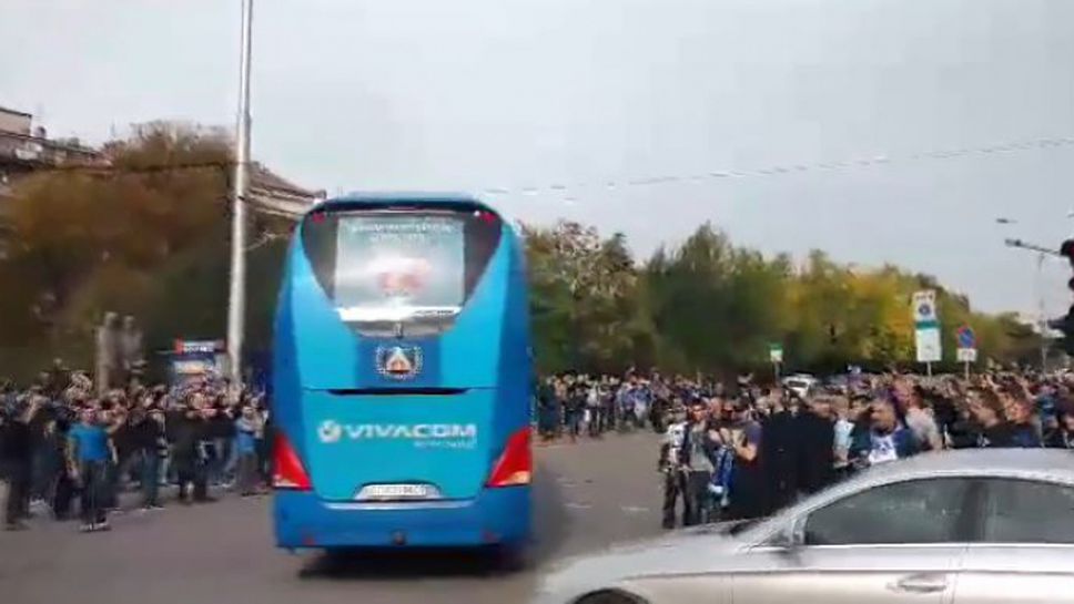 Феновете на Левски посрещнаха автобуса на "сините"