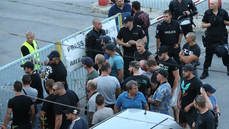Феновете на Левски посрещнаха с бурни освирквания футболистите на Хайдук (видео)