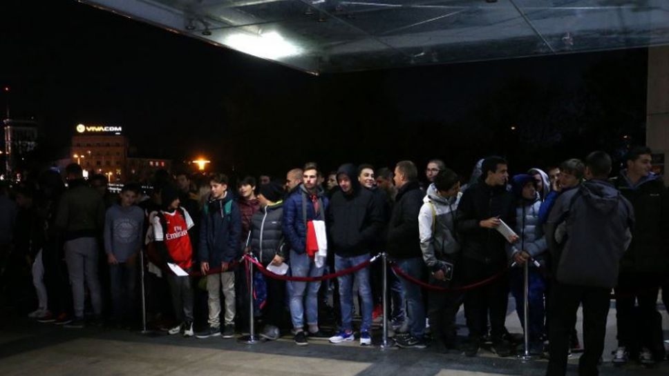 Десетки фенове на Арсенал очакват любимците си пред хотела на "Артилеристите"