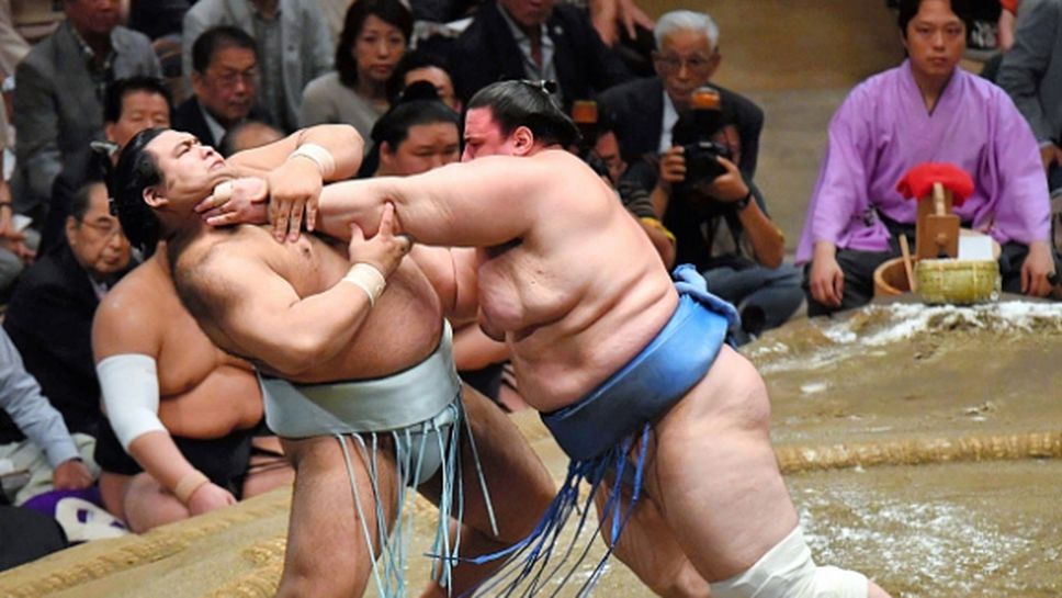 Десета победа за Аоияма на турнира по сумо в Нагоя