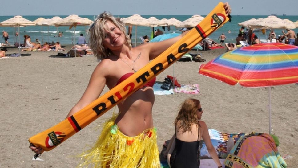 "Бултрасите" превзеха плажа, хубавица се загърна с шал (видео+галерия)