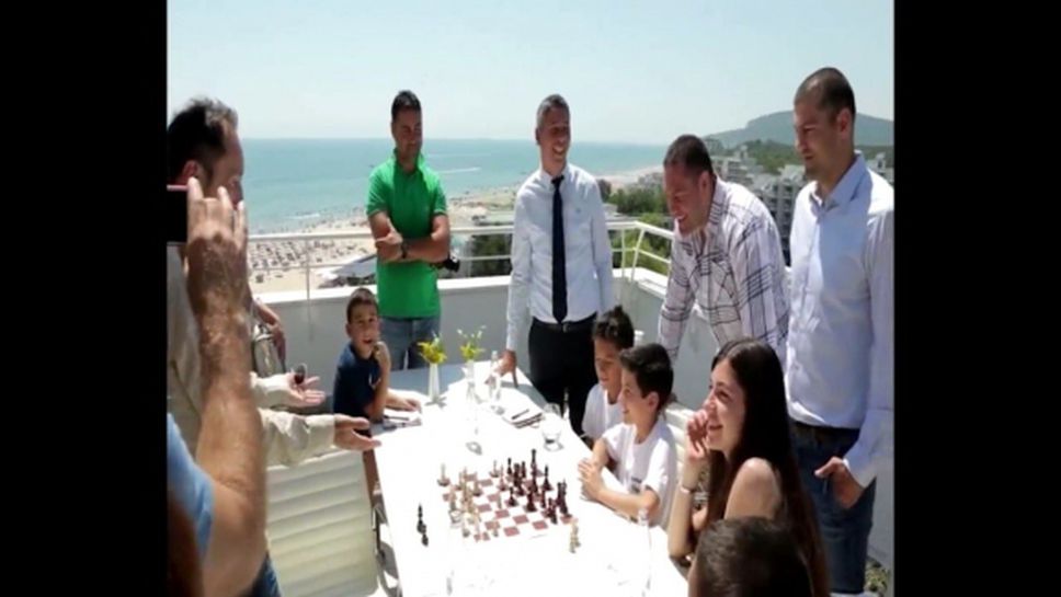 Веселин Топалов, Кубрат и Тервел Пулеви играха шахмат с млади шампиони в Албена