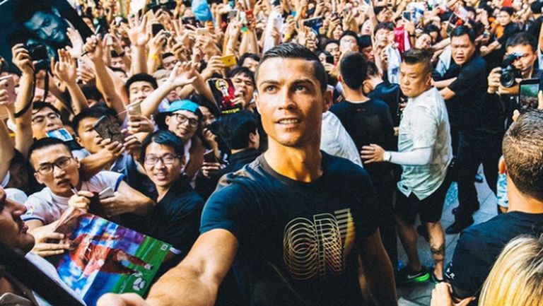 Кристиано поздрави десетки хиляди китайци на стадион (видео)