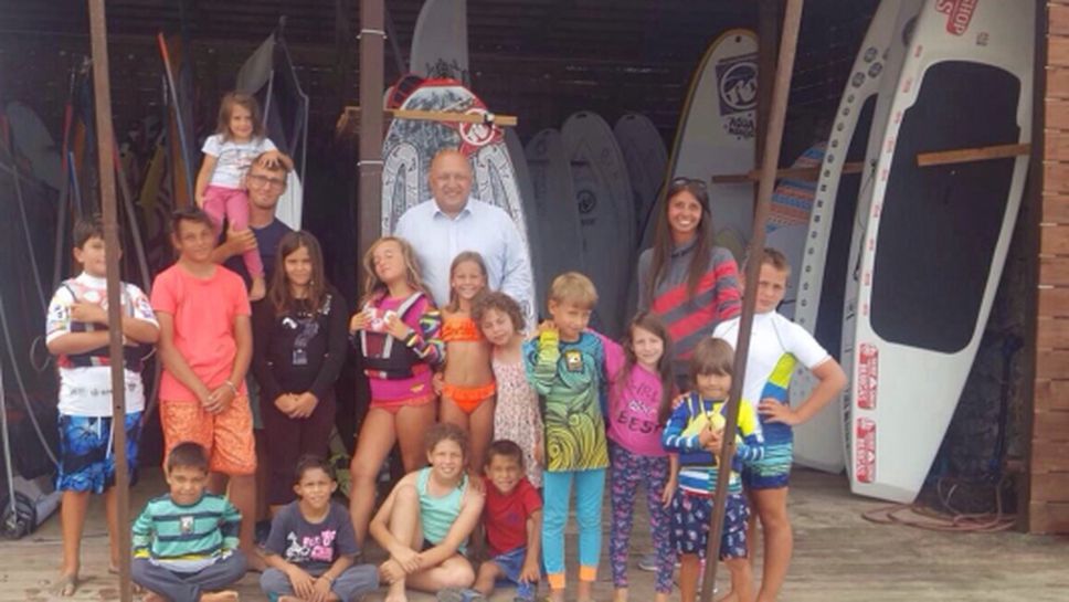 Министър Кралев се срещна с млади надежди от сърф училището в Бургас