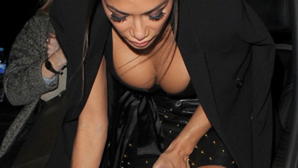 Прелестите на Никол Шерцингер почти изскочиха от деколтето й