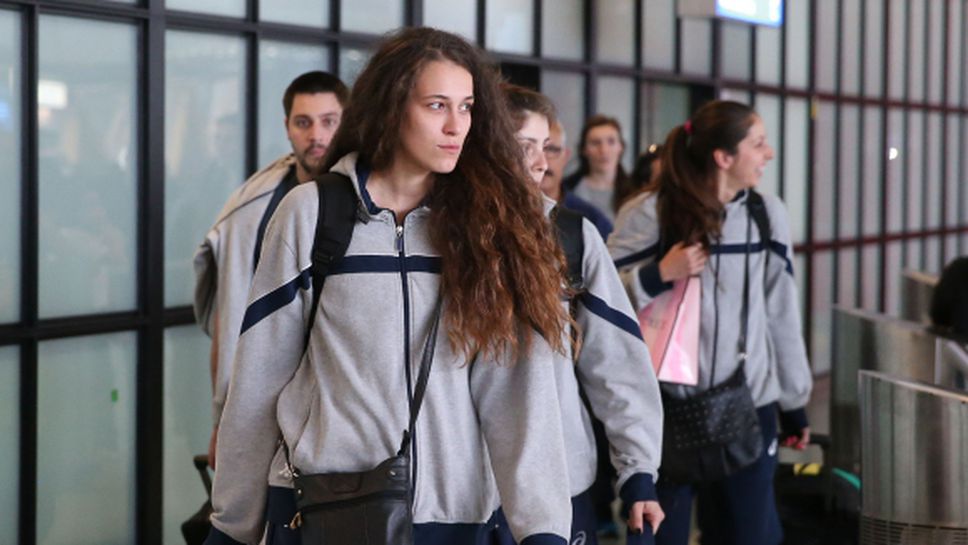 Свалят жените от самолета за Варна
