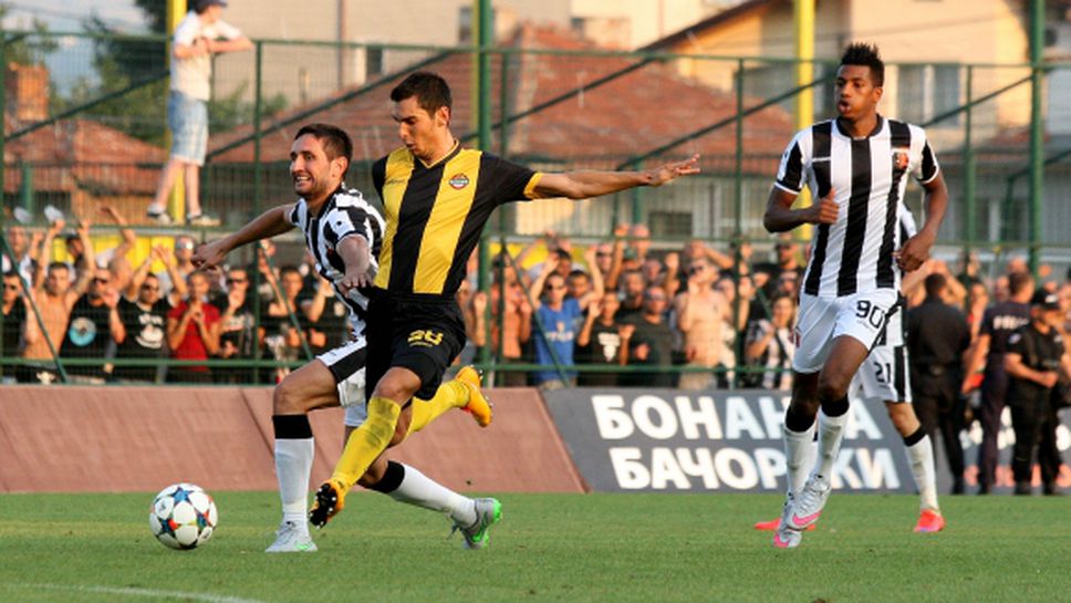Основен футболист на Ботев (Пловдив) напусна клуба