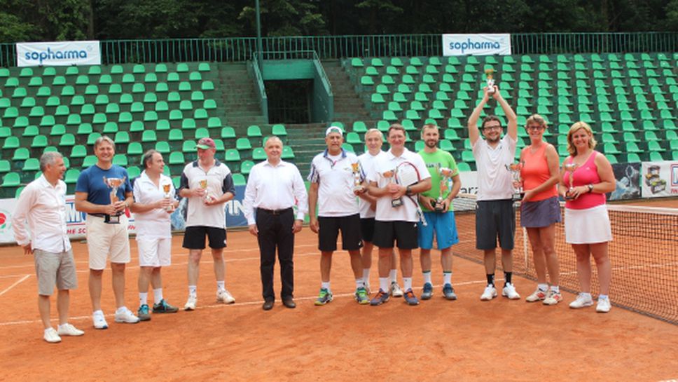 Италианският посланик с приз от тенис турнира на дипломатите