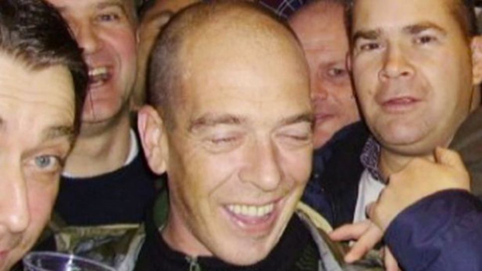 Двамата английски фенове остават в кома