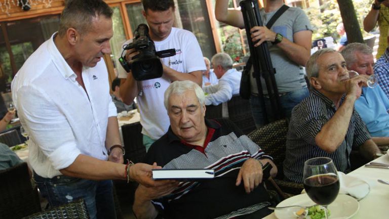 Ветераните на Левски отбелязаха 40 години от великия мач с Барса (снимки)