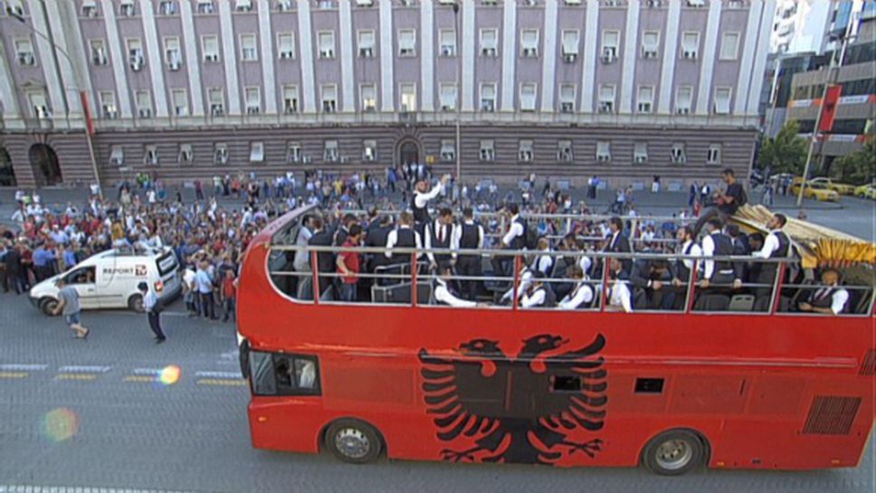 Шампионско посрещане за албанците в Тирана
