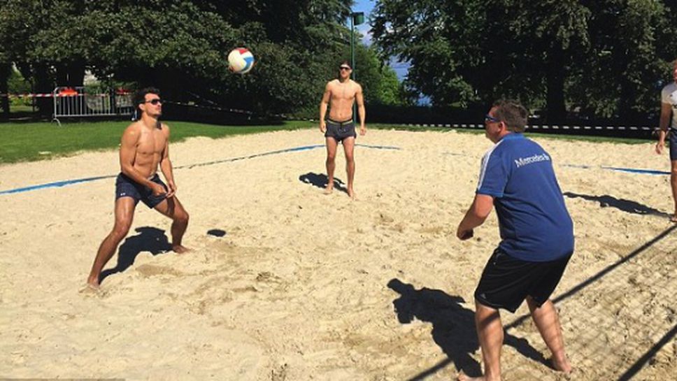Германците играят плажен волейбол преди сблъсъка с Италия