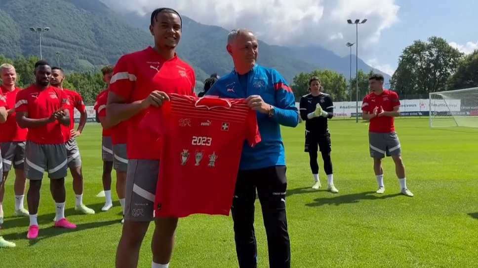 Швейцарците изненадаха Аканджи със специален екип