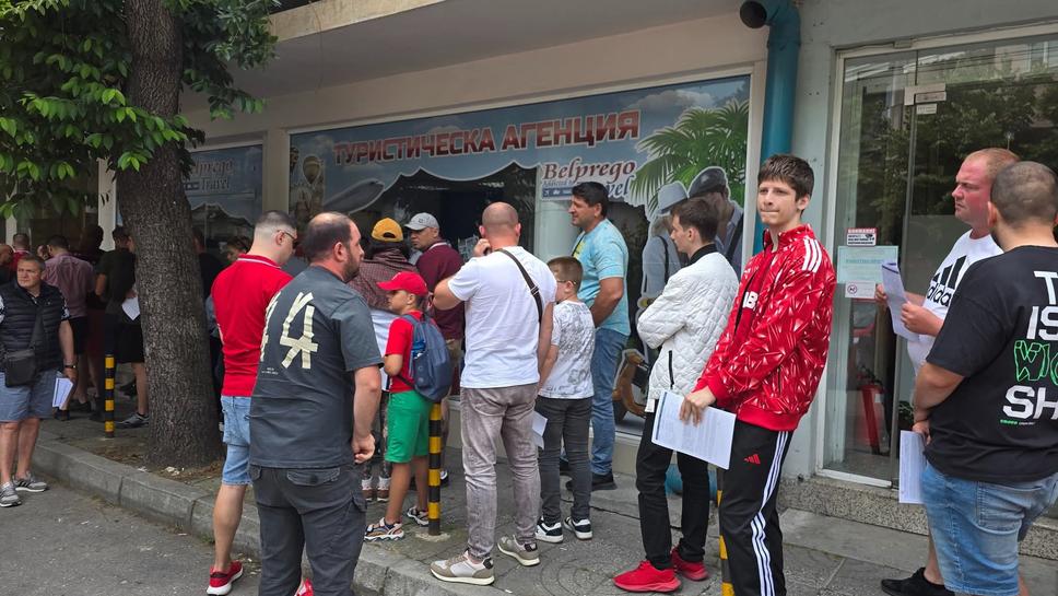 Фенове на ЦСКА окупираха пункт за членски карти