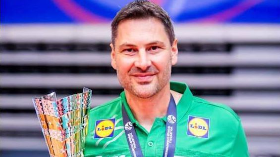 Старши треньорът на световните шампионки по волейбол до 19 години