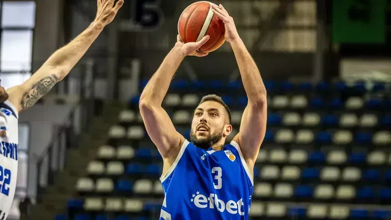 Димитър Маринчешки остава в Спартак (Плевен) и през новия сезон 🏀