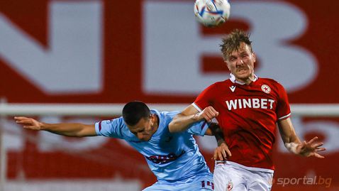  Защитник на ЦСКА - София гледа към изхода 