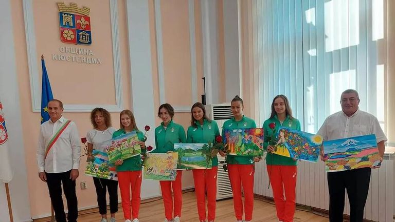 Олимпийските шампионки по художествена гимнастика бяха приети от кмета на Кюстендил