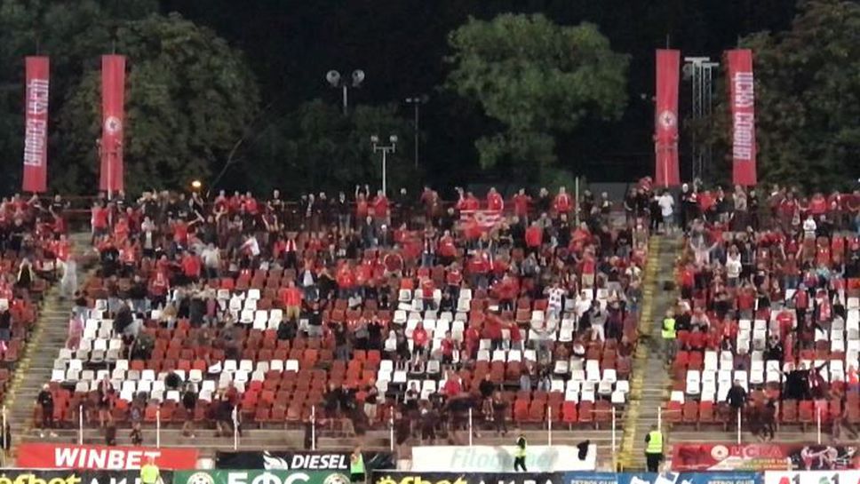 Радост за феновете на "червените" след гола на Браян Морено