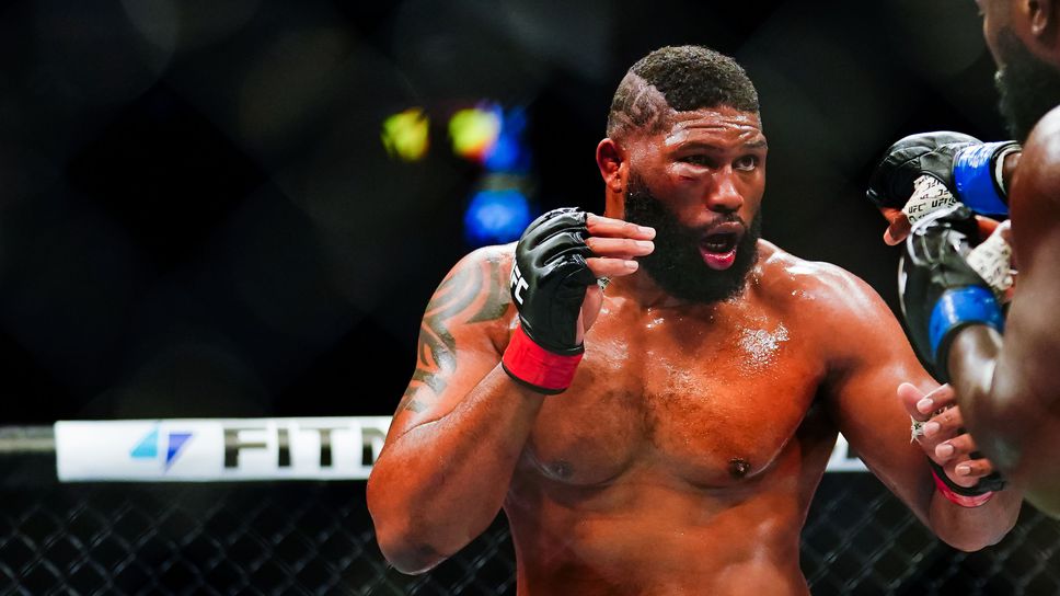 Ветеранът на тежката категория на UFC Къртис Блейдс надделя над