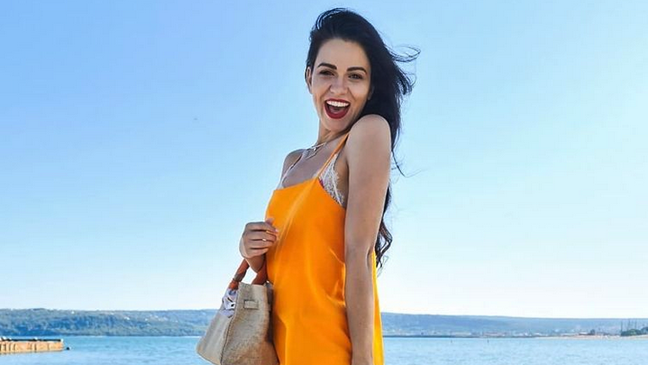 Най-секси футболната половинка остана без дрехи