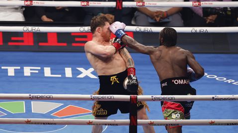  Де Ла Хоя подлага на критика Канело: Крауфорд си играеше с него 