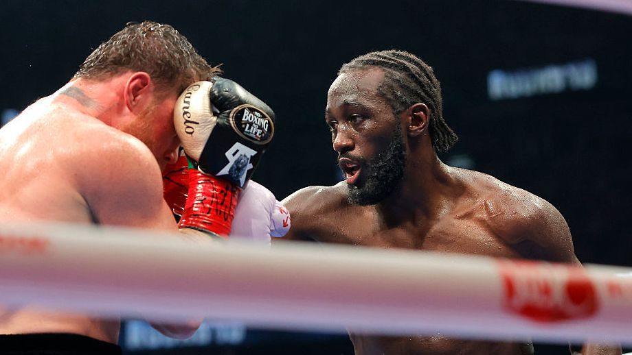 Терънс Крауфорд надигра Саул Алварес и записа 42-ра поредна победа