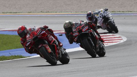  Марк Маркес допира купата в MotoGP след победа в Гран При на Сан Марино 