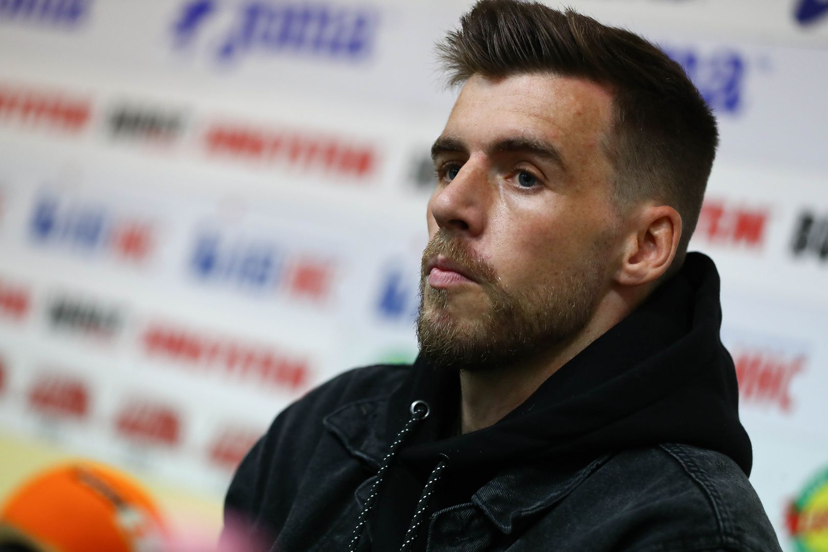 Награждаване на Греъм Кери за играч номер едно на 9-ти кръг