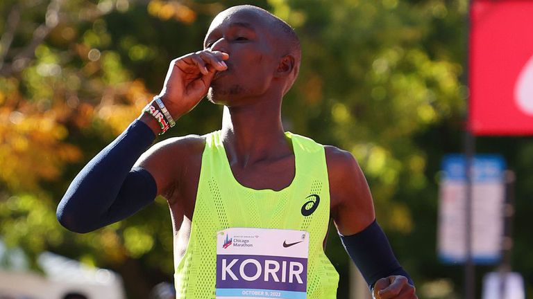 Двукратният шампион на маратона в Лос Анджелис Джон Корир отдаде