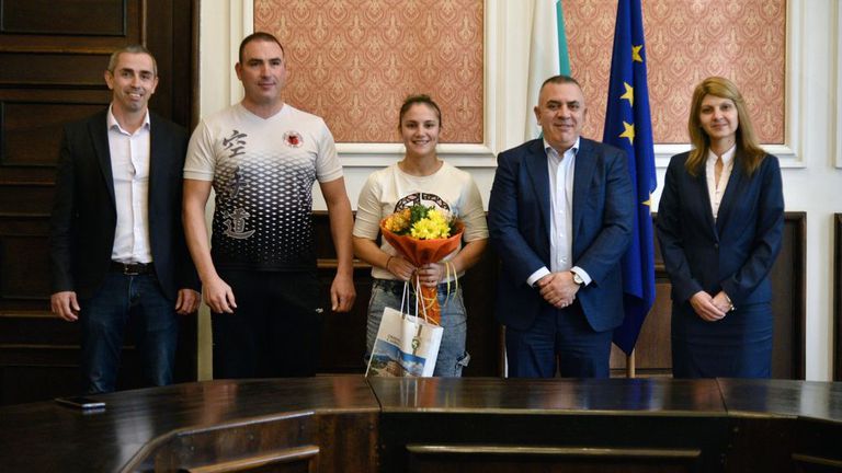Олимпийската шампионка на България по карате Ивет Горанова ще участва